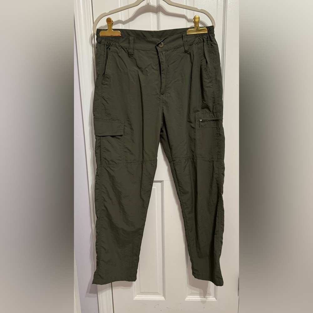 Green Cargo Pants with Relaxed Fit and Textured Fabric